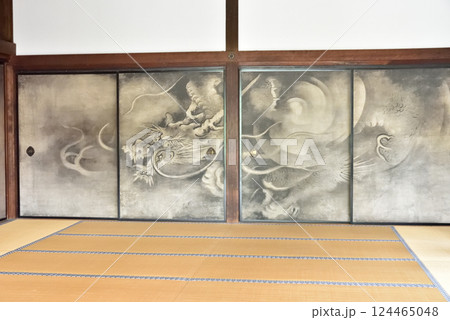 建仁寺方丈　礼の間　紙本墨画雲竜図【重要文化財】 124465048