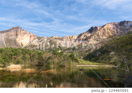 福島県北塩原村　裏磐梯　春の銅沼と磐梯山 124465091