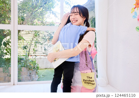 園児とハグをする保育士 124465110