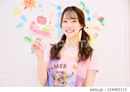 ペープサートでふうせんのうたを歌う保育士 124465113