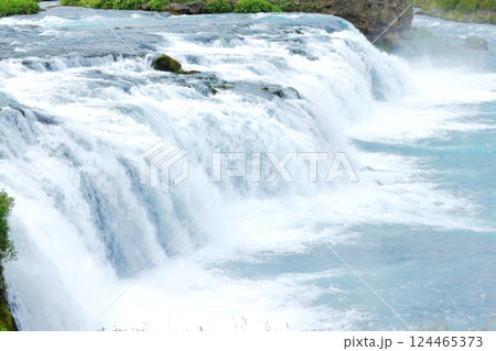夏のアイスランドで見つけた美しい滝ファクシ 124465373