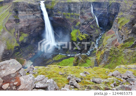 夏のアイスランド旅で巨大な滝ハイフォスまでトレッキング 124465375