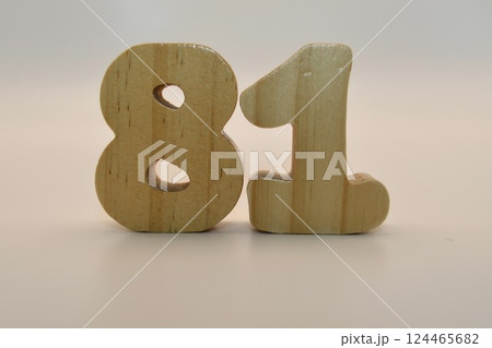 木の背景にある数字の文字の形をした積み木 木の背景にある数字の文字の形をした積み木 124465682