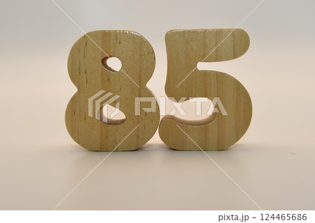 白背景に置いた数字の文字 白背景に置いた数字の文字 124465686