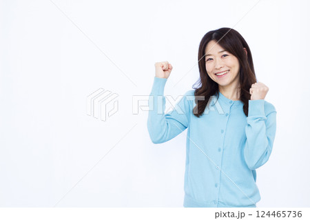 笑顔でガッツポーズをしている女性 笑顔でガッツポーズをしている女性 124465736