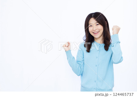 笑顔でガッツポーズをしている女性 笑顔でガッツポーズをしている女性 124465737