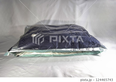 圧縮袋で収納された衣類と寝具 圧縮袋で収納された衣類と寝具 124465743