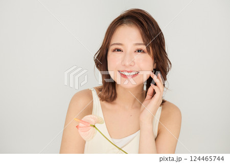 ビューティメイクをした可愛い女性 124465744