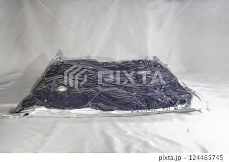 圧縮袋で収納された衣類と寝具 圧縮袋で収納された衣類と寝具 124465745