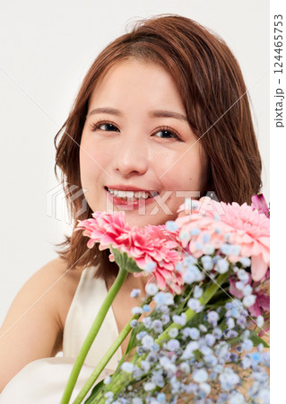 ビューティメイクをした可愛い女性 ビューティメイクをした可愛い女性 124465753