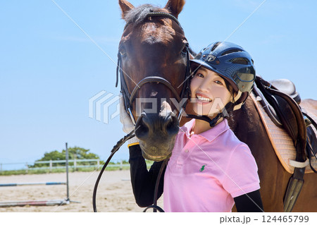 馬に乗って乗馬の練習をする女性の写真素材 [124465799] - PIXTA