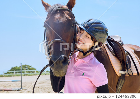 馬に乗って乗馬の練習をする女性 124465800