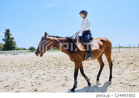 馬に乗って乗馬の練習をする女性 馬に乗って乗馬の練習をする女性 124465802