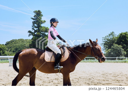 馬に乗って乗馬の練習をする女性 124465804