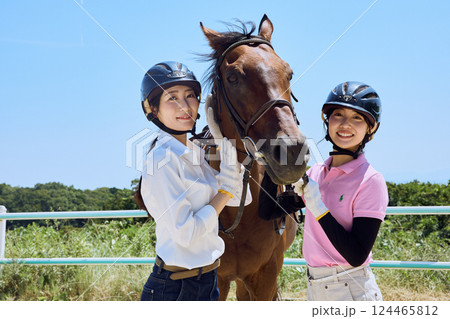 馬に乗って乗馬の練習をする女性 馬に乗って乗馬の練習をする女性 124465812