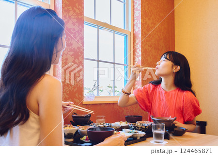 レストランで食事をする女性 124465871