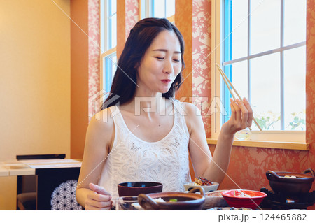 レストランで食事をする女性 レストランで食事をする女性 124465882