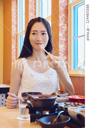 レストランで食事をする女性 レストランで食事をする女性 124465886