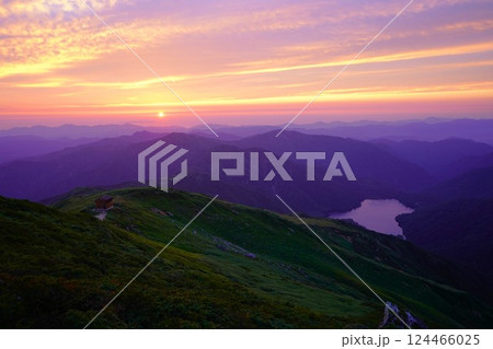 以東岳山頂からの夕日と大鳥池 以東岳山頂からの夕日と大鳥池 124466025