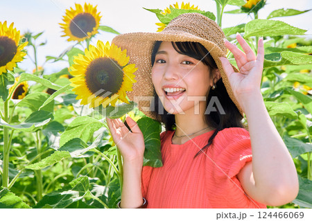ひまわり畑と女性 ひまわり畑と女性 124466069