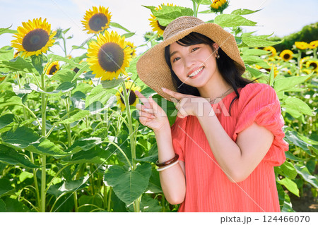 ひまわり畑と女性 124466070