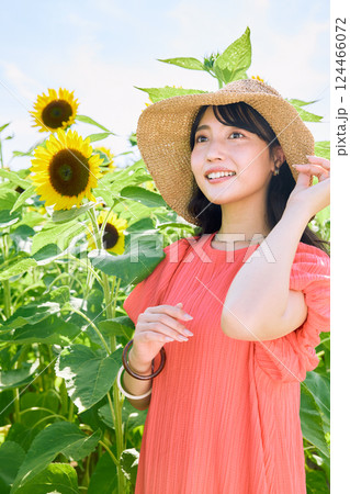 ひまわり畑と女性 124466072