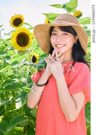 ひまわり畑と女性 124466073