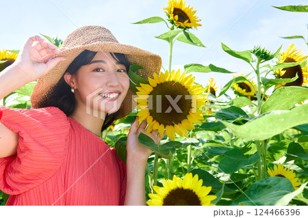 ひまわり畑と女性 ひまわり畑と女性 124466396