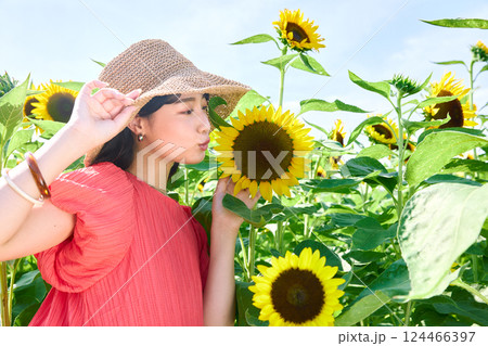 ひまわり畑と女性 ひまわり畑と女性 124466397