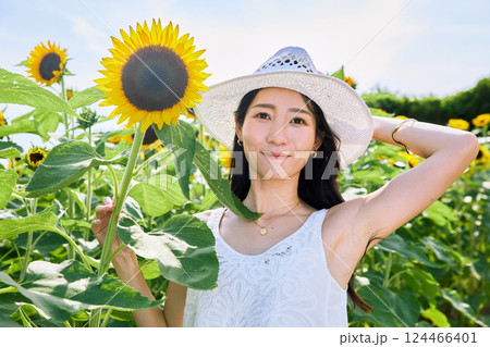 ひまわり畑と女性 ひまわり畑と女性 124466401