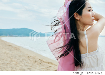 夏の海を眺める女性 夏の海を眺める女性 124466424