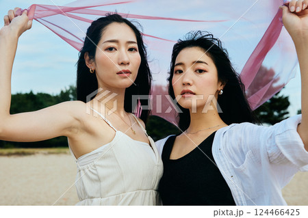 夏の海を眺める女性 夏の海を眺める女性 124466425