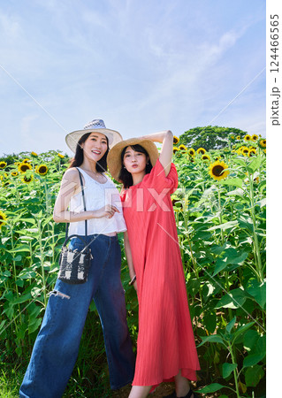 ひまわり畑と女性 124466565