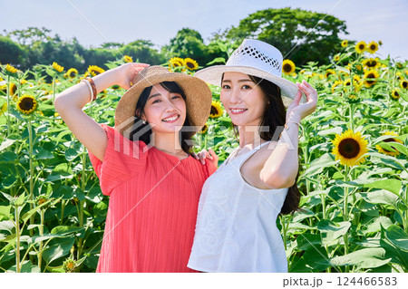ひまわり畑と女性 124466583