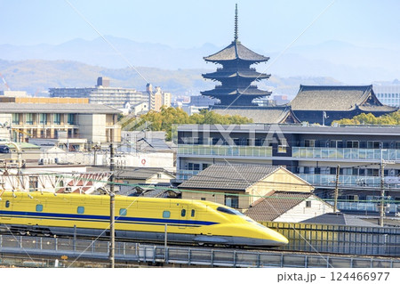 東寺をバックに京都駅付近を走るドクターイエロー 124466977