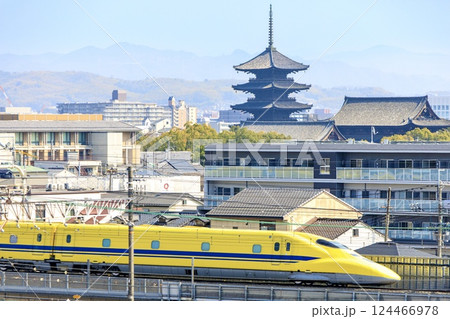 東寺をバックに京都駅付近を走るドクターイエロー 124466978