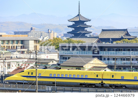東寺をバックに京都駅付近を走るドクターイエロー 東寺をバックに京都駅付近を走るドクターイエロー 124466979