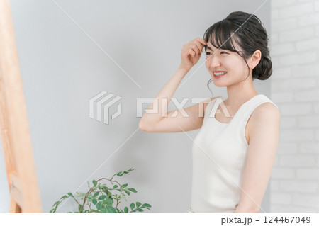 前髪・ヘアセットを確認する笑顔の日本人女性 124467049