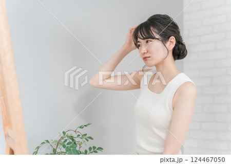 前髪・ヘアセットに悩む・困るアジア人女性 124467050