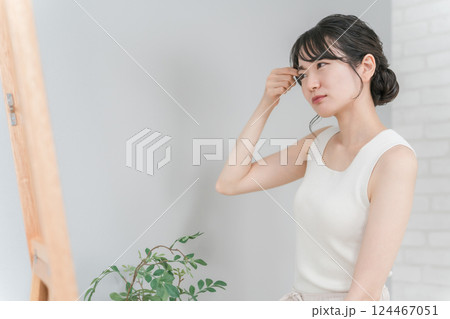 前髪・ヘアセットに悩む・困るアジア人女性 124467051