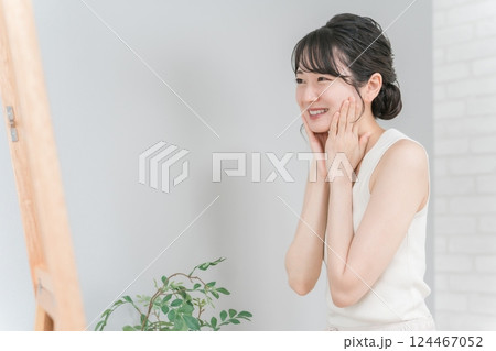 肌のスキンケア・保湿をする笑顔のアジア人女性 124467052