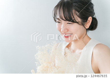 ブーケ・花束を持つアジア人女性（ブライダル・花嫁・結婚） 124467635