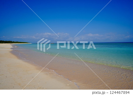 波照間島の美しい海とさわやかな空 波照間島の美しい海とさわやかな空 124467894