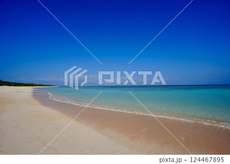 波照間島の美しい海とさわやかな空 124467895