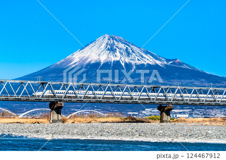 東海道新幹線 富士山を背景に富士川橋梁を渡るN700系 東海道新幹線 富士山を背景に富士川橋梁を渡るN700系 124467912