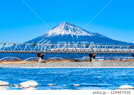 東海道新幹線　富士山を背景に富士川橋梁を渡るN700系 124467916