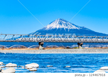 東海道新幹線 富士山を背景に富士川橋梁を渡るN700系 東海道新幹線 富士山を背景に富士川橋梁を渡るN700系 124467918