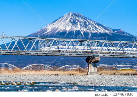 東海道新幹線　富士山を背景に富士川橋梁を渡るN700系 124467930