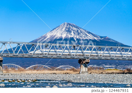 東海道新幹線 富士山を背景に富士川橋梁を渡るN700系 東海道新幹線 富士山を背景に富士川橋梁を渡るN700系 124467931