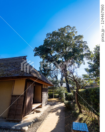 本の伝統的家屋 趣深い武家屋敷の景色 本の伝統的家屋 趣深い武家屋敷の景色 124467960